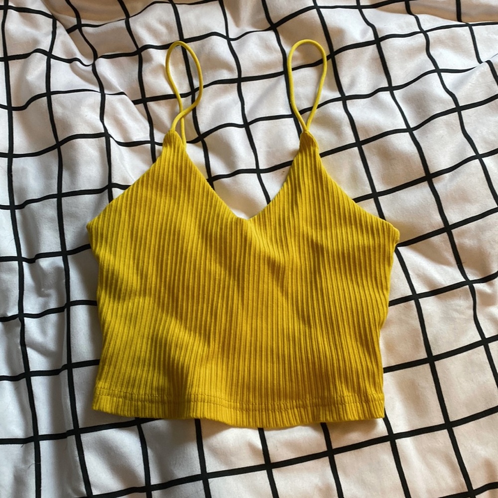 •cropped v-neck tank top•